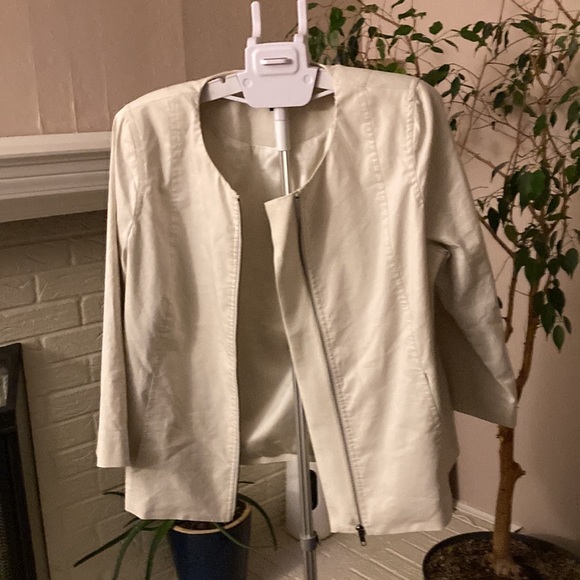 Eileen Fisher L ivory silk lined zip up jacket. Light faux leather shell. - Picture 6 of 7